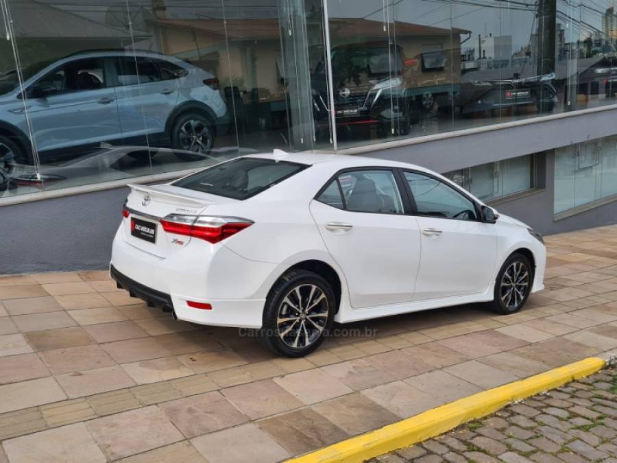 TOYOTA - COROLLA - 2017/2018 - Branca - R$ 107.000,00