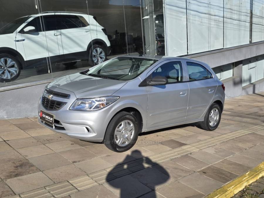 CHEVROLET - ONIX - 2015/2015 - Prata - R$ 47.000,00