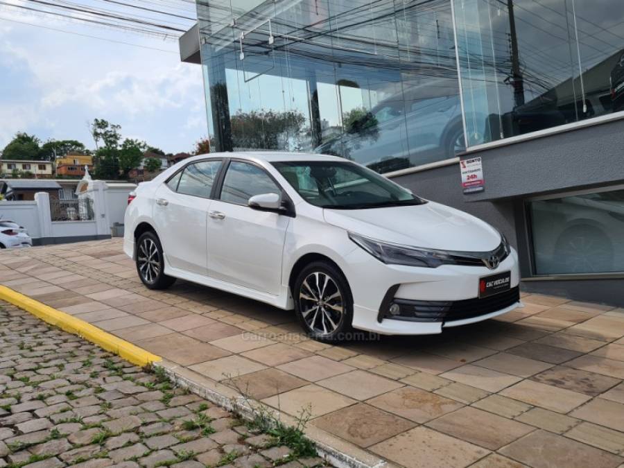 TOYOTA - COROLLA - 2017/2018 - Branca - R$ 107.000,00