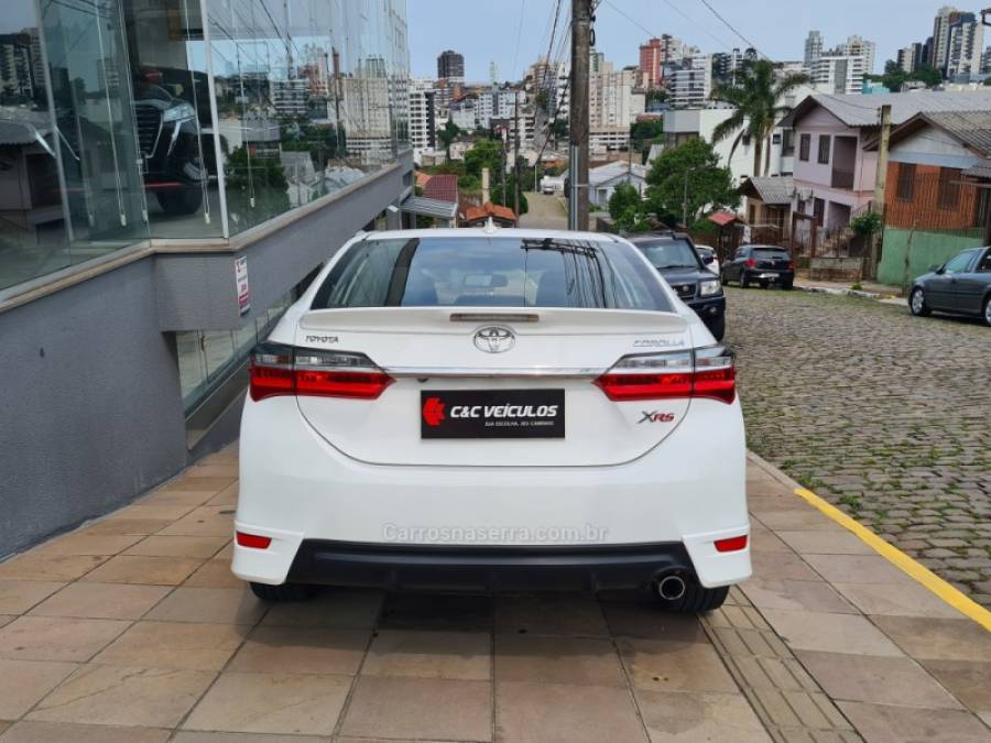 TOYOTA - COROLLA - 2017/2018 - Branca - R$ 107.000,00