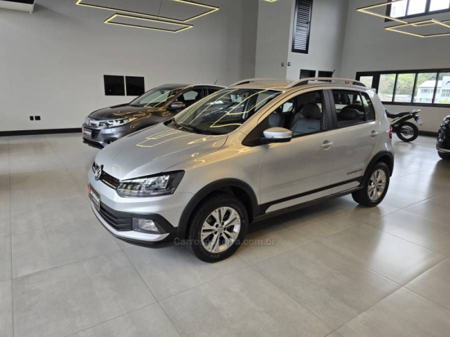 VOLKSWAGEN - CROSSFOX - 2016/2017 - Prata - R$ 58.500,00