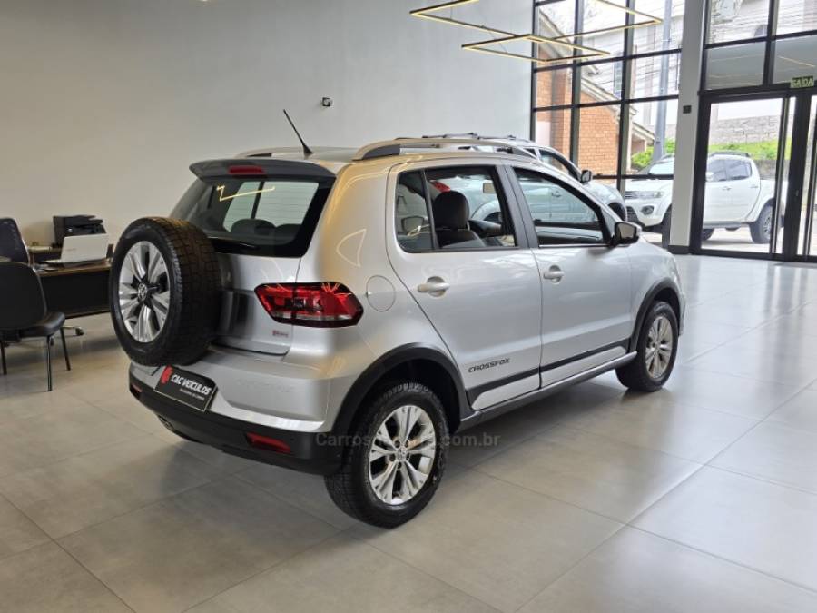 VOLKSWAGEN - CROSSFOX - 2016/2017 - Prata - R$ 58.500,00