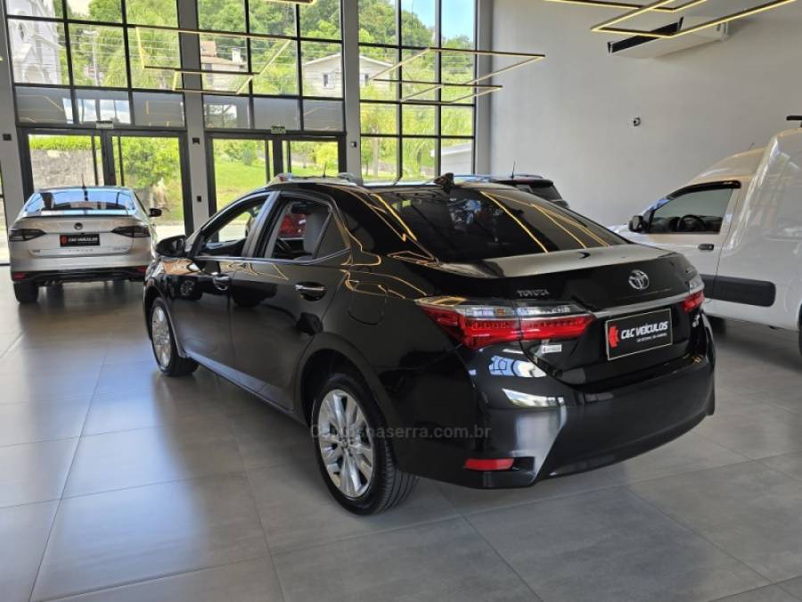 TOYOTA - COROLLA - 2017/2018 - Preta - R$ 105.000,00