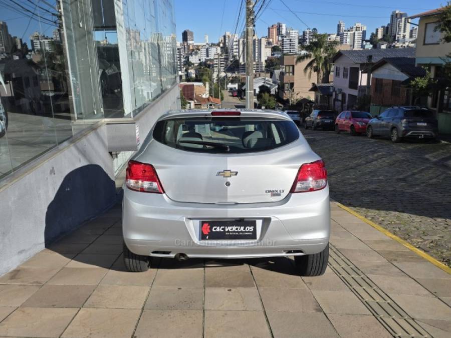 CHEVROLET - ONIX - 2015/2015 - Prata - R$ 47.000,00