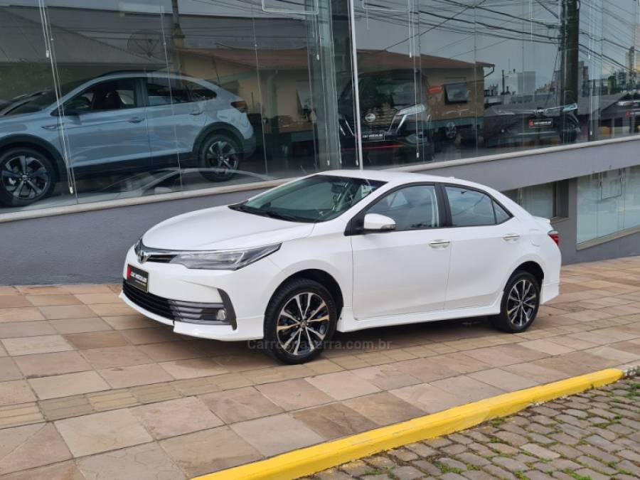 TOYOTA - COROLLA - 2017/2018 - Branca - R$ 107.000,00