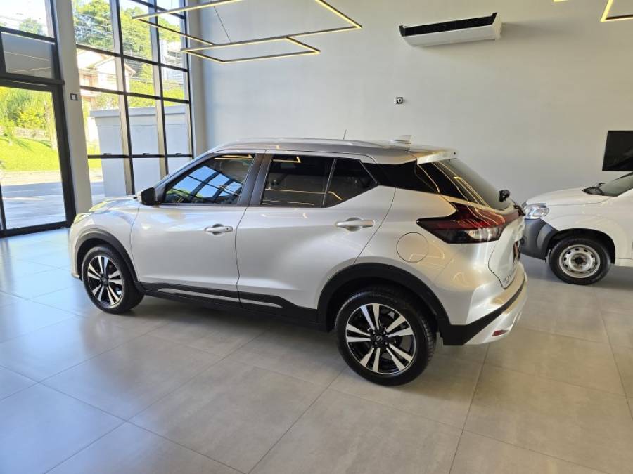 NISSAN - KICKS - 2023/2024 - Prata - R$ 116.000,00
